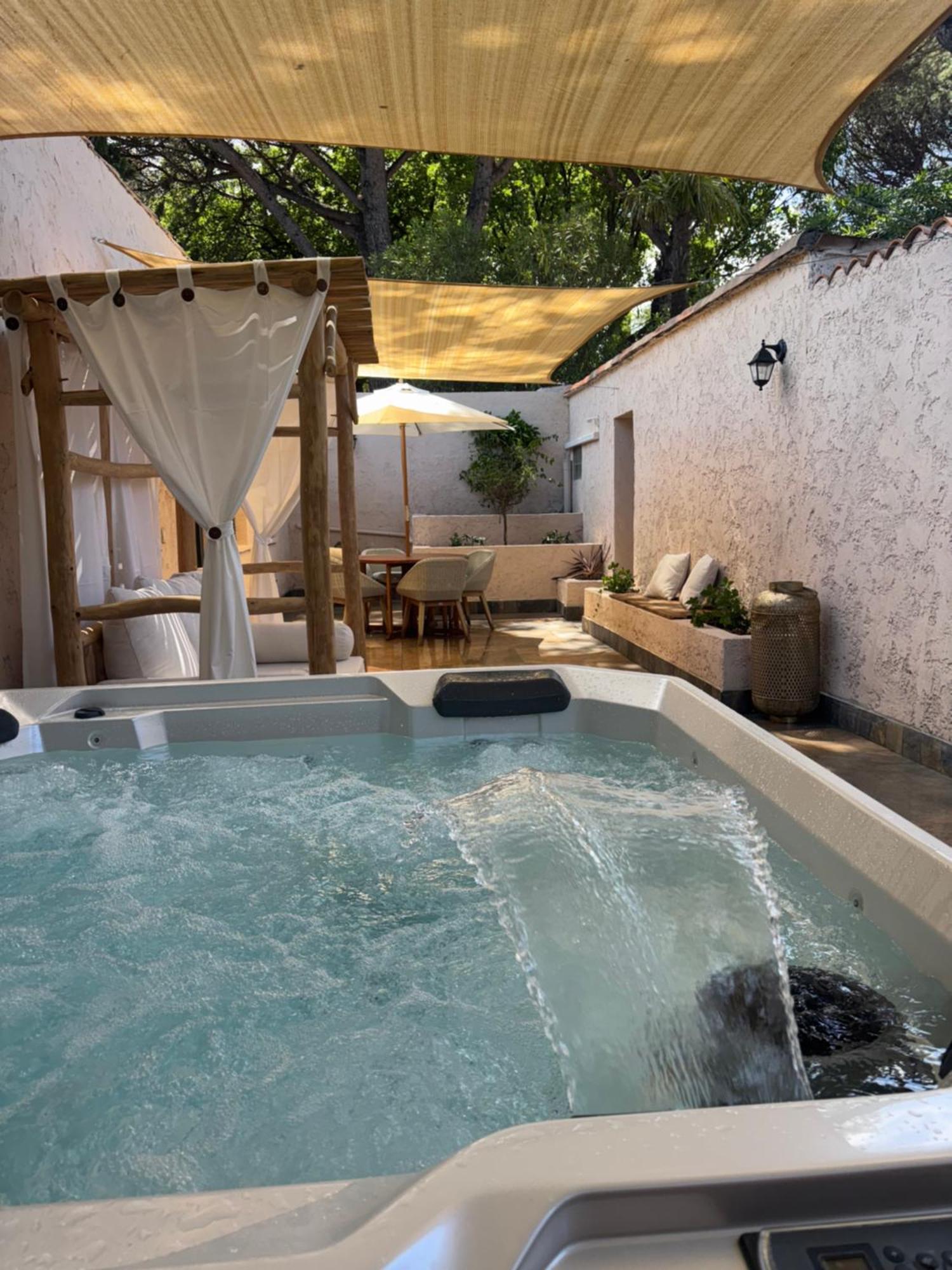 Suite Hot Tub,1674781002:JPEG